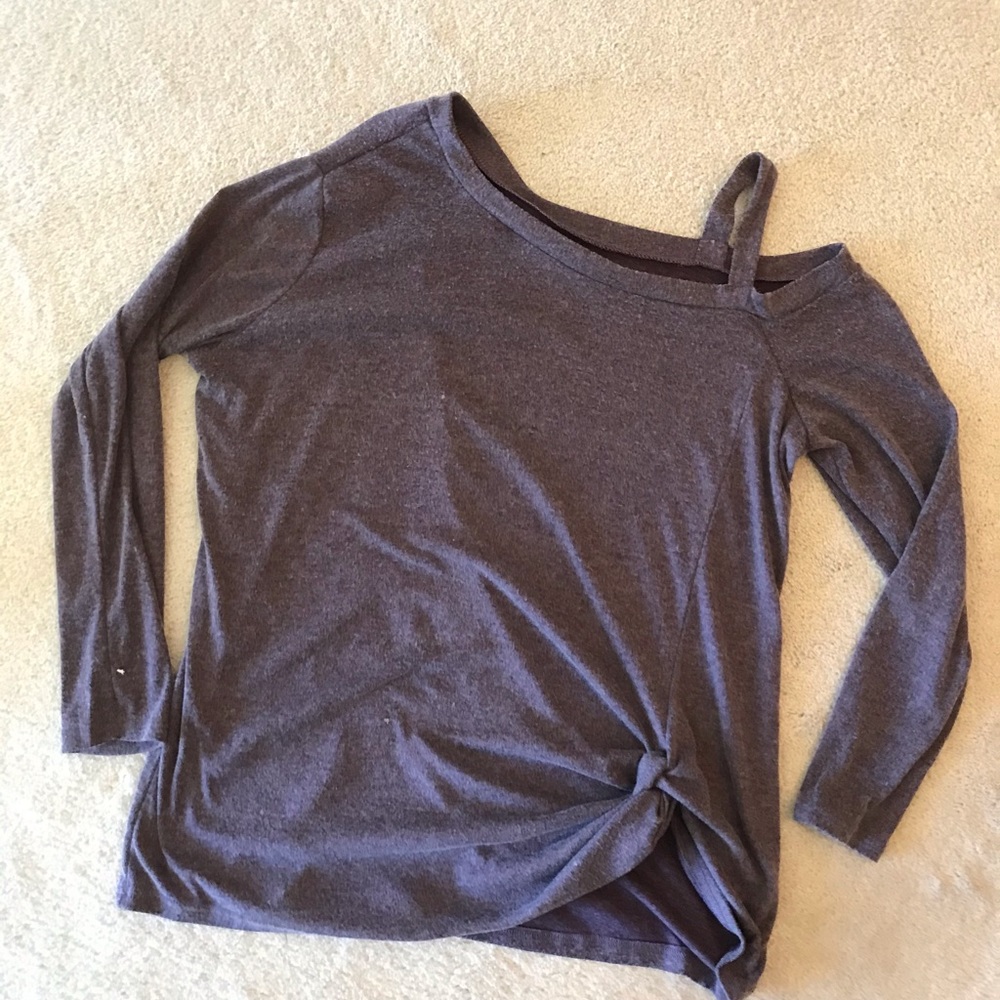 Women’s 2x sweater with shoulder strap.